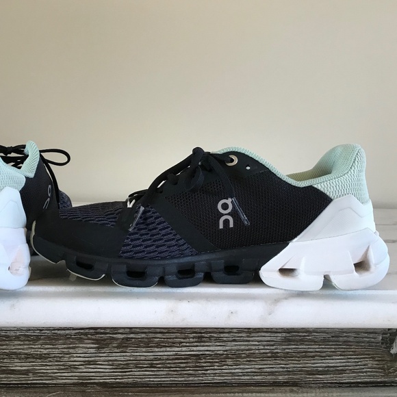 ON CLOUD FLYER RUNNING SHOES - Picture 9 of 13